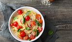 Спагетти с помидорами и сыром