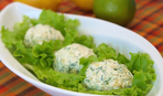 Пикантная чесночно-творожная закуска на листьях салата