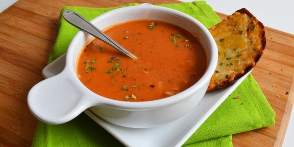 Густой томатный суп с сырокопченой колбасой