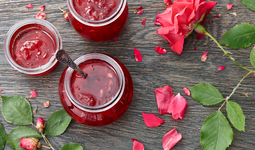 Варенье из лепестков розы: 9 полезных свойств