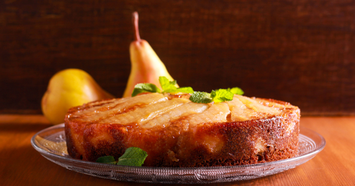 Осенняя выпечка: рецепт медового пирога с грушами