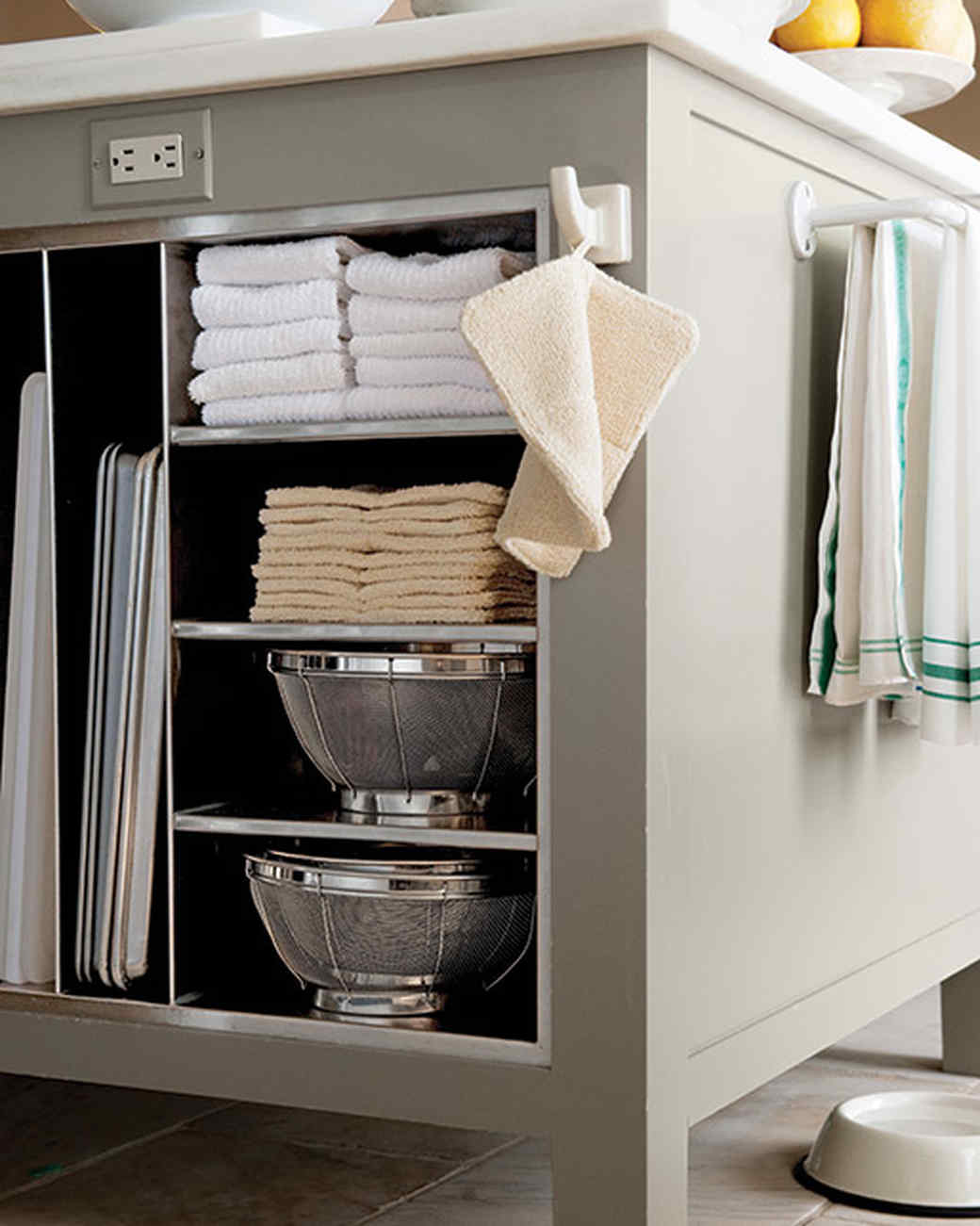 Где повесить полотенце на кухне: 6 ярких идей