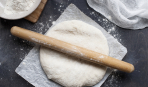 Кулинарные лайфхаки: 2 простых способа раскатать тесто без муки