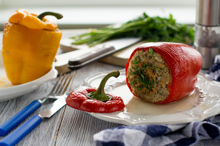 Рецепт Аниты Луценко: фаршированный перец в сметанно-томатном соусе