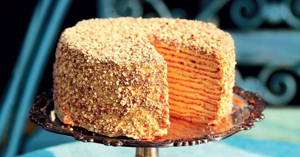 Творожный торт на сковороде с заварным. Творожный Наполеон. Творожный Наполеон торт. Творожный Наполеон на сковороде с заварным кремом. Торт Наполеон гастроном.