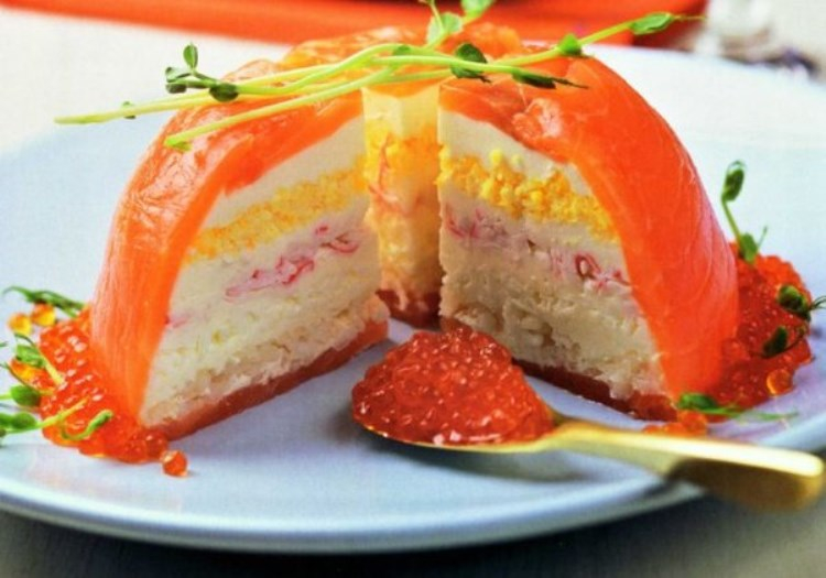 Торт с красной рыбой и творожным. Рыбный торт. Рыбный торт салат. Салат торт с красной рыбой. Закусочный торт с красной рыбой.