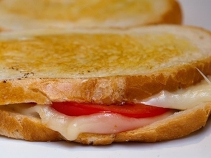 Сборка и декорирование бутерброда: