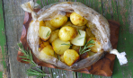 Готовим в «рукаве»: молодой картофель с чесноком и зеленью