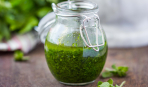 Як приготувати смачний соус з зелені: корисні поради та базовий рецепт